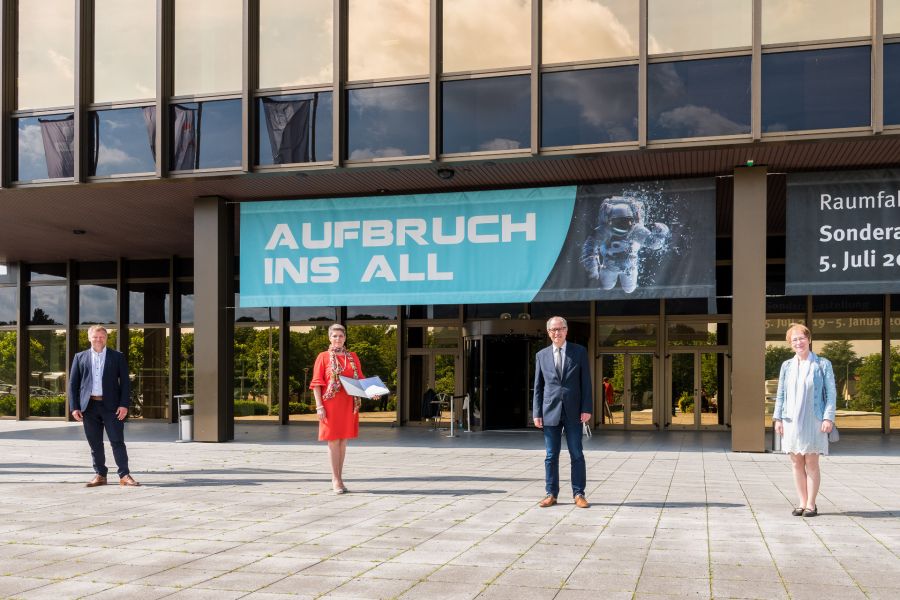 : Gemeinsam setzen sie sich für die Digitalisierung in den Schulen ein – v.l. HNF-Geschäftsführer Dr. Jochen Viehoff, Schulrätin Julia Schlüter, Landrat Manfred Müller und die Leiterin des Bildungs- und Integrationsbüros Petra Bolte.  Foto: Sergei Magel, HNF